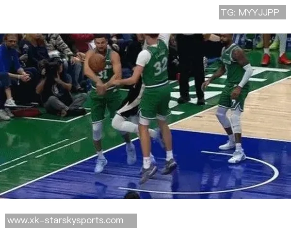 克莱重现巅峰状态成功防守字母哥展现强大实力 克莱重现巅峰状态成功防守字母哥展现强大实力